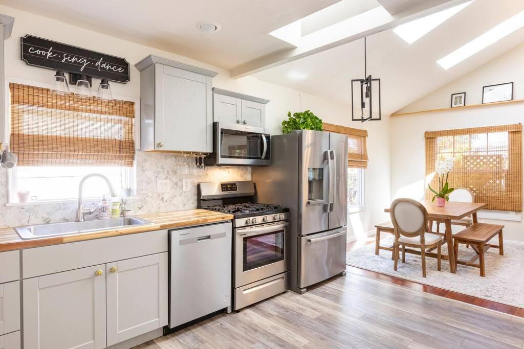 Casa de férias Nagy's Artsy For 8 With Jacuzzi & Fireplace *
