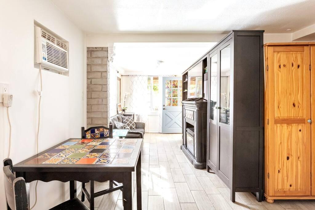 Casa de férias Nagy's Artsy For 8 With Jacuzzi & Fireplace