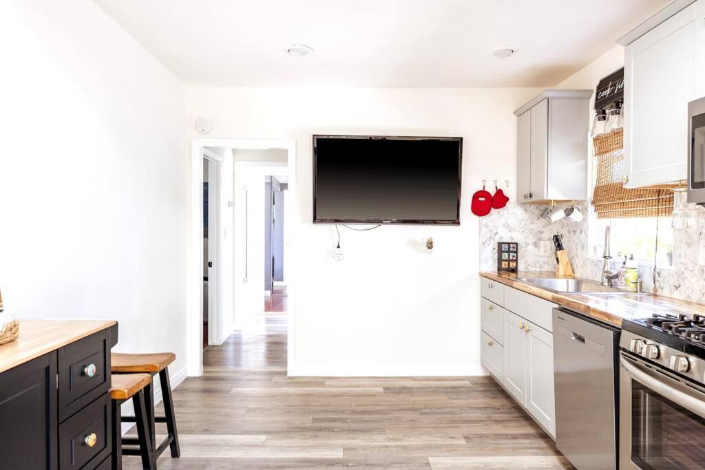 Holiday home Nagy's Artsy For 8 With Jacuzzi & Fireplace *